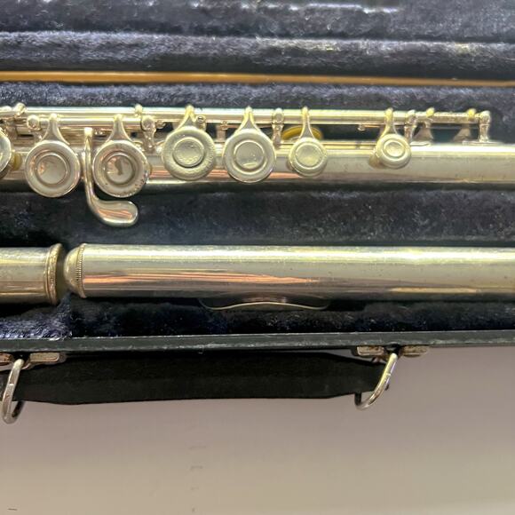 VINTAGE Artley Flute 18-0, Serial 649215 in Hard Case w cleaning rod Sold As Is - Picture 14 of 15